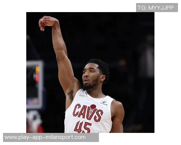 米切尔赛季结束后遭受重创提前与队友开始新赛季训练 米切尔赛季结束后遭受重创提前与队友开始新赛季训练