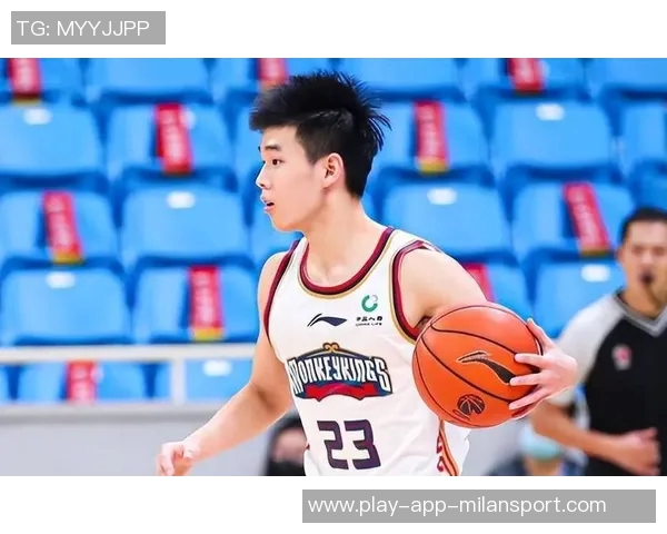 林葳脑后传球技惊四座德米尔接球轻松得分展现默契配合 林葳脑后传球技惊四座德米尔接球轻松得分展现默契配合